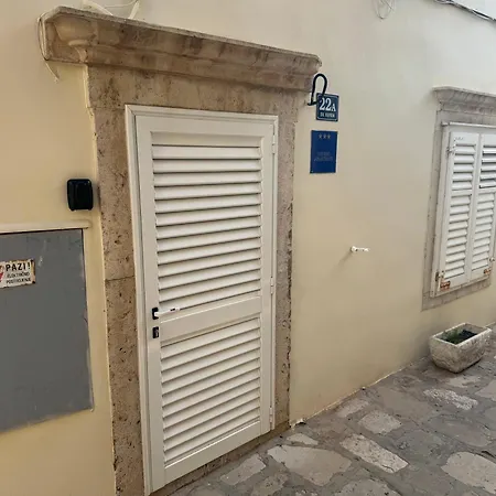 Apartment Old By The Sea, Jazz