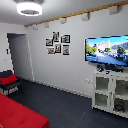 Old By The Sea, Jazz Appartement