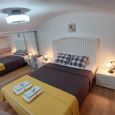 Old By The Sea, Jazz Appartement