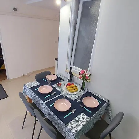 Old By The Sea, Jazz Apartman