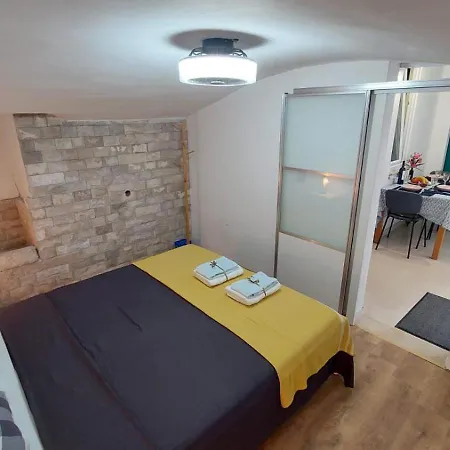 Old By The Sea, Jazz Apartman *