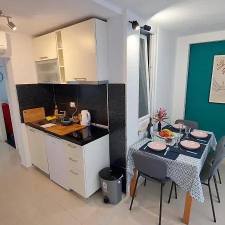 Old By The Sea, Jazz Apartman